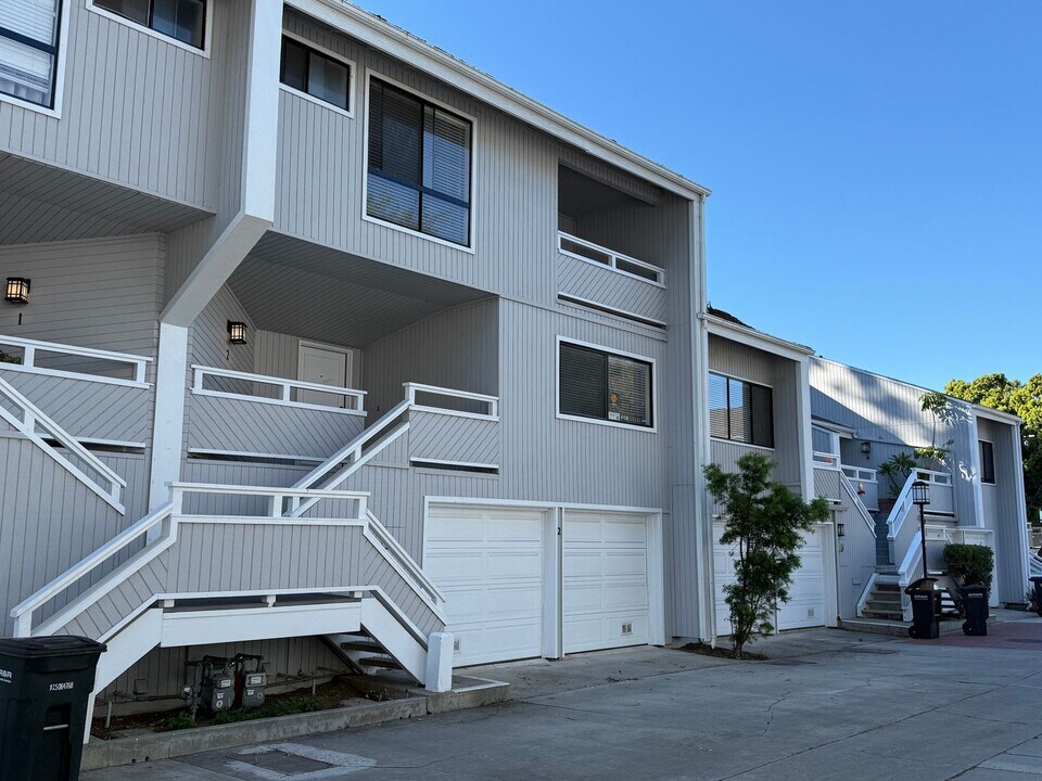 2 Goodwill Ct in Newport Beach, CA - Building Photo