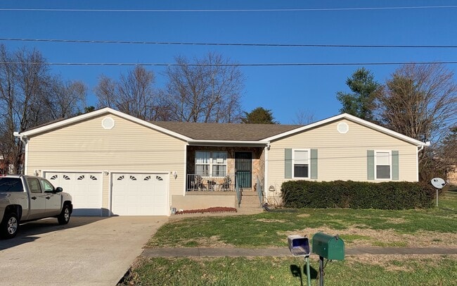 208 Airport Road in Vine Grove, KY - Building Photo - Building Photo