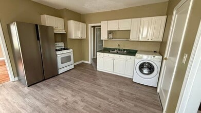84 Fairview Ave in Chicopee, MA - Building Photo - Building Photo