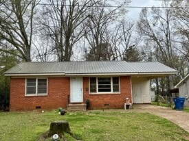 129 N Montgomery St in Pontotoc, MS - Building Photo