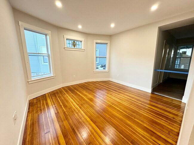 147 E Cottage St in Boston, MA - Building Photo - Building Photo