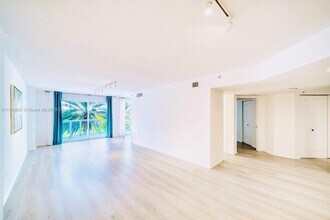 17275 Collins Ave, Unit 401 in Sunny Isles Beach, FL - Foto de edificio - Building Photo