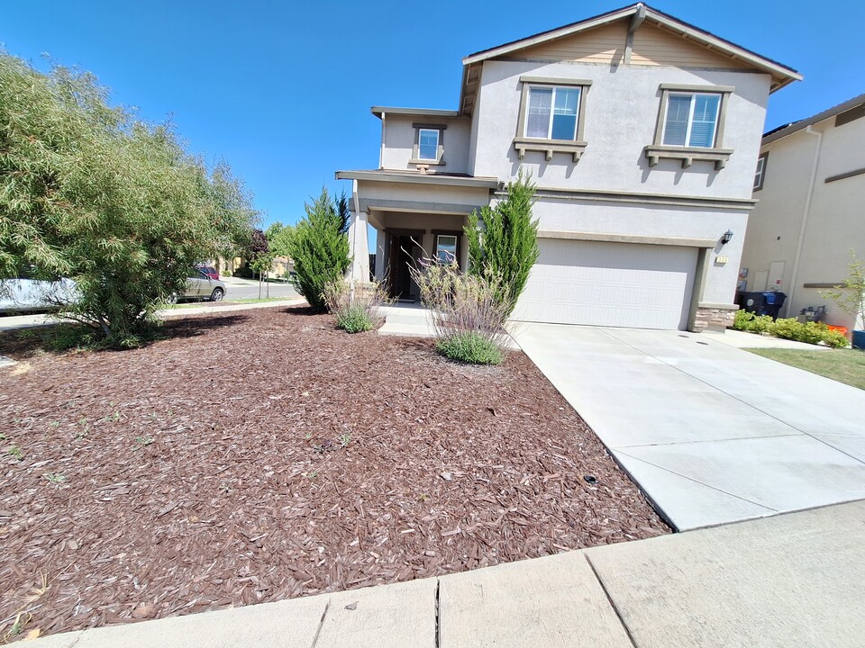 330 Alboran Sea Cir in Sacramento, CA - Foto de edificio