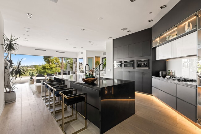 5170 Medina Rd in Woodland Hills, CA - Foto de edificio - Building Photo