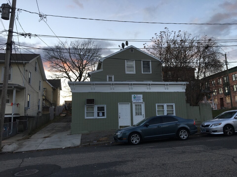 114 Olivia St-Unit -2nd Floor in Derby, CT - Foto de edificio