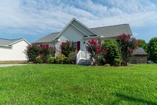 208 Manning Way in Elon, NC - Building Photo