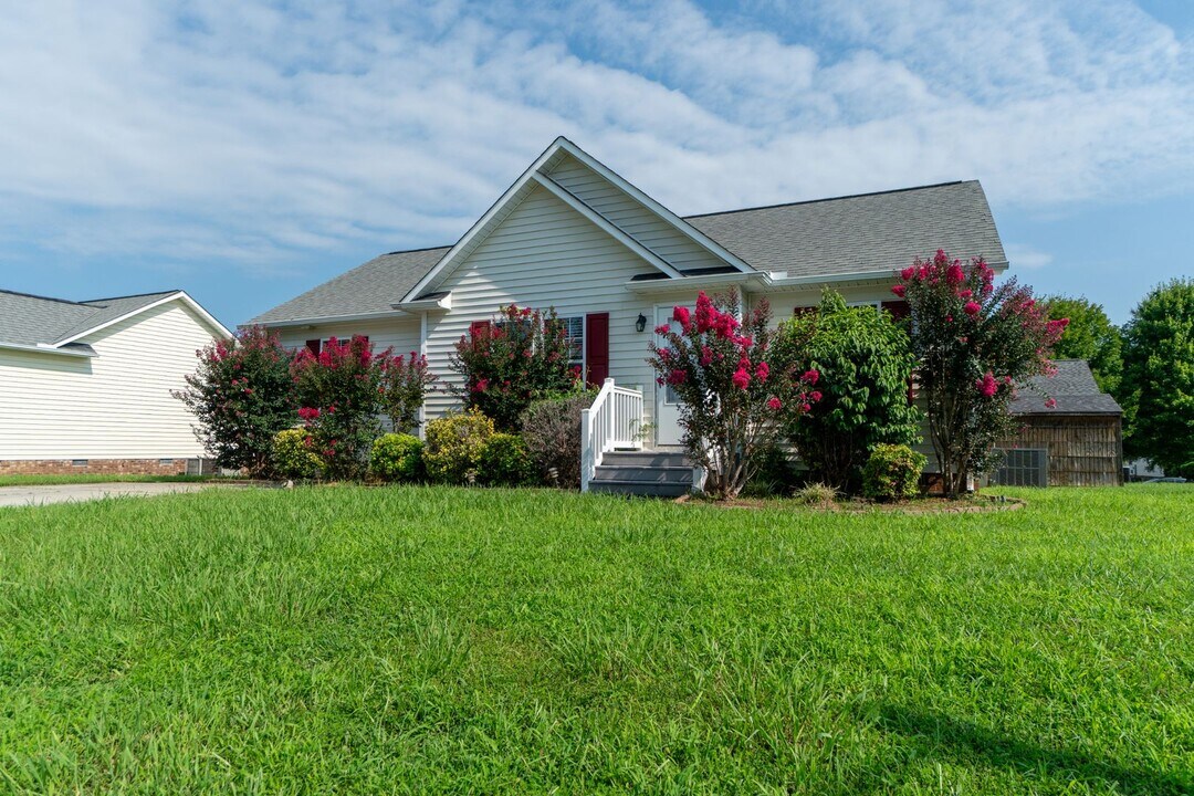 208 Manning Way in Elon, NC - Foto de edificio