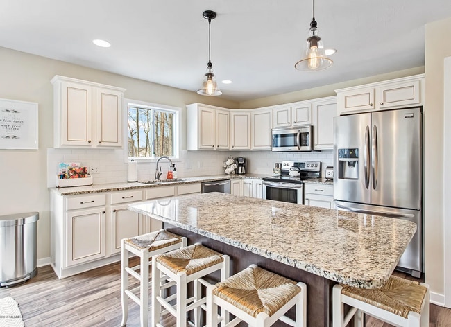 2975 Thornbury Dr