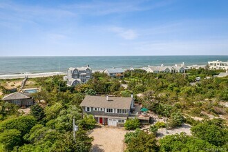 196 Dune Rd in Southampton, NY - Building Photo - Building Photo