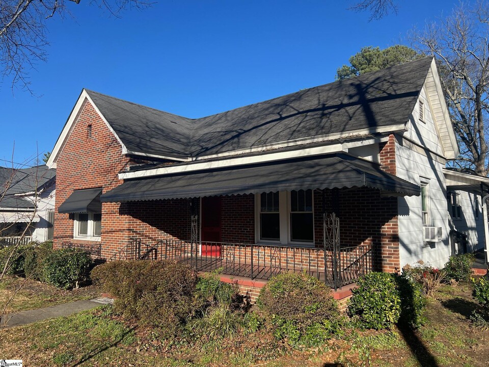 402 N Main St in Greer, SC - Building Photo