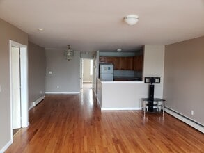 176 Beach 97th St, Unit 3 in Far Rockaway, NY - Foto de edificio - Building Photo