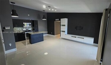 18785 NW 62nd Ave, Unit 208 in Hialeah, FL - Building Photo - Building Photo