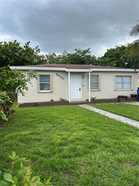 2450 Hayes St in Hollywood, FL - Building Photo