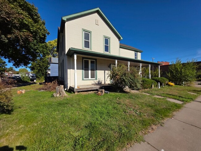523-525 Bay St in Chippewa Falls, WI - Building Photo - Building Photo