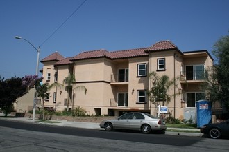 301-303 W Verdugo Ave in Burbank, CA - Foto de edificio - Building Photo