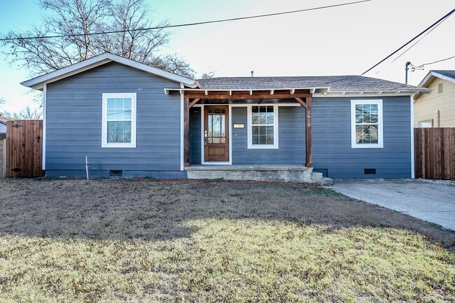 property at 1610 W Clarendon Dr