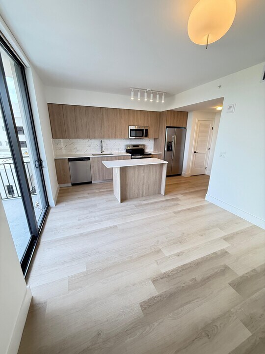 2533 NE 183rd St, Unit A17 in North Miami Beach, FL - Building Photo