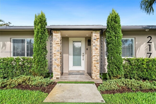 217 E Acre Dr in Plantation, FL - Building Photo - Building Photo