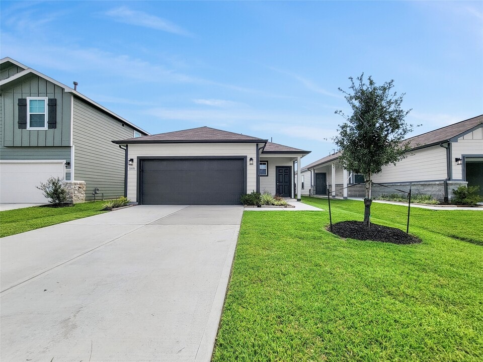 11606 Prosperity Dr in Barrett, TX - Building Photo