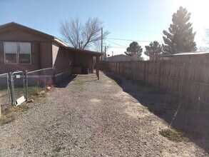 1011 Lindberg Ave in Alamogordo, NM - Foto de edificio - Building Photo
