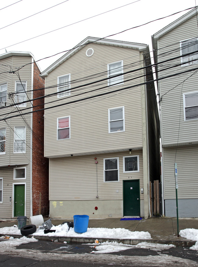 21 Jackson St in Passaic, NJ - Foto de edificio - Building Photo