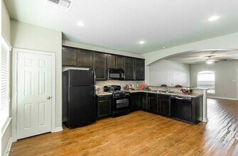 49 Woodland Hills Dr, Unit B in Conroe, TX - Building Photo - Building Photo