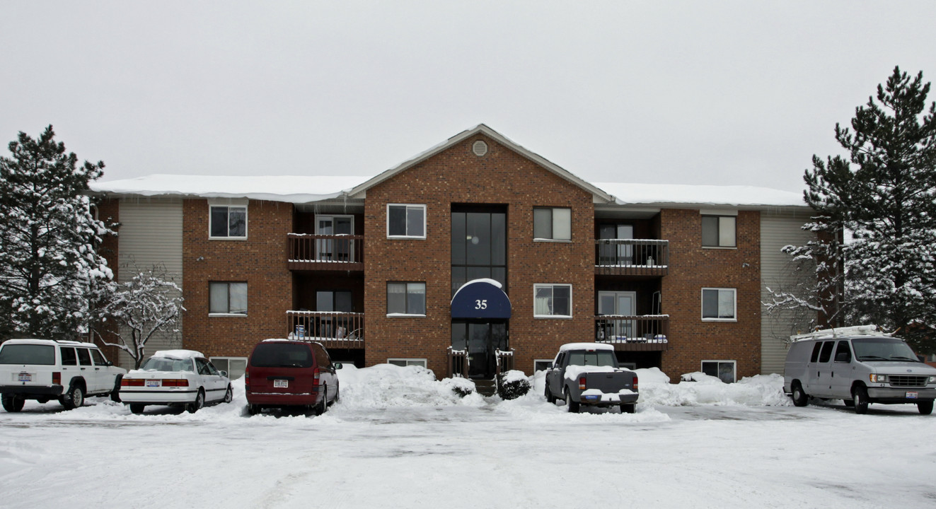 35 Heffron Dr in Fairfield, OH - Building Photo