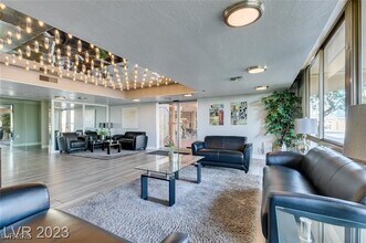 205 E Harmon Ave in Las Vegas, NV - Building Photo - Building Photo