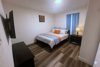 561 NE 159th St in Miami, FL - Building Photo - Building Photo