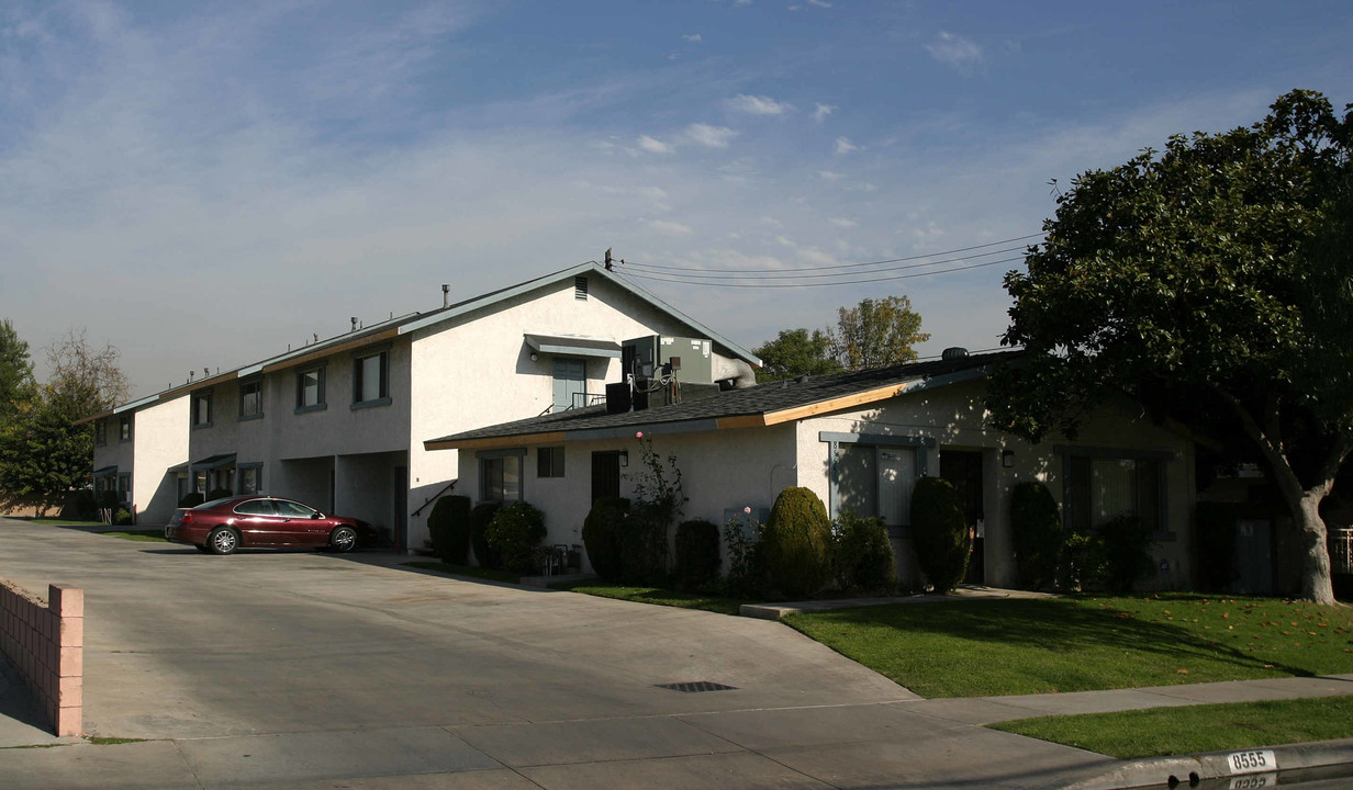 8555 Rose St in Bellflower, CA - Building Photo