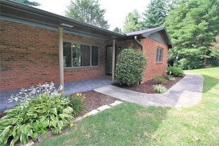 27 Oakdale Dr in Candler, NC - Building Photo