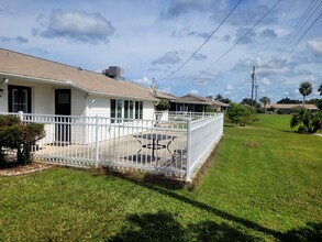 1401 Hacienda Dr in Sun City Center, FL - Foto de edificio - Building Photo