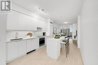 30 Elm Dr W in Mississauga, ON - Building Photo - Building Photo