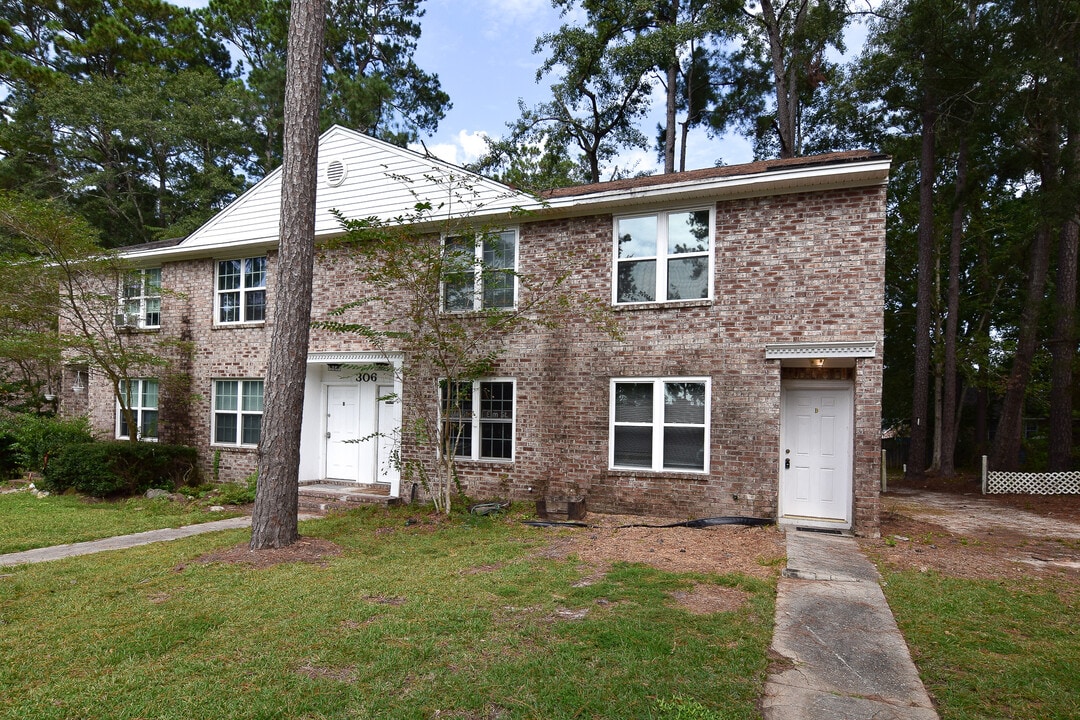 306 Crestview Dr in Summerville, SC - Building Photo