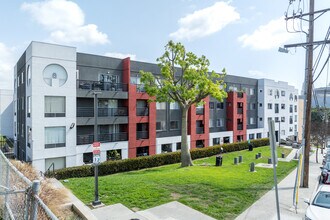Hillside Villa Apartments in Los Angeles, CA - Building Photo - Building Photo