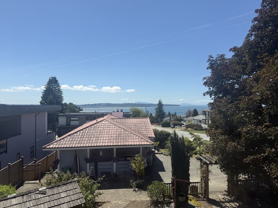 1126 Parker St in White Rock, BC - Building Photo