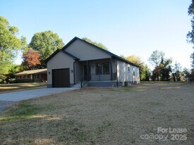 2071 Gladwood Ln in Iron Station, NC - Building Photo