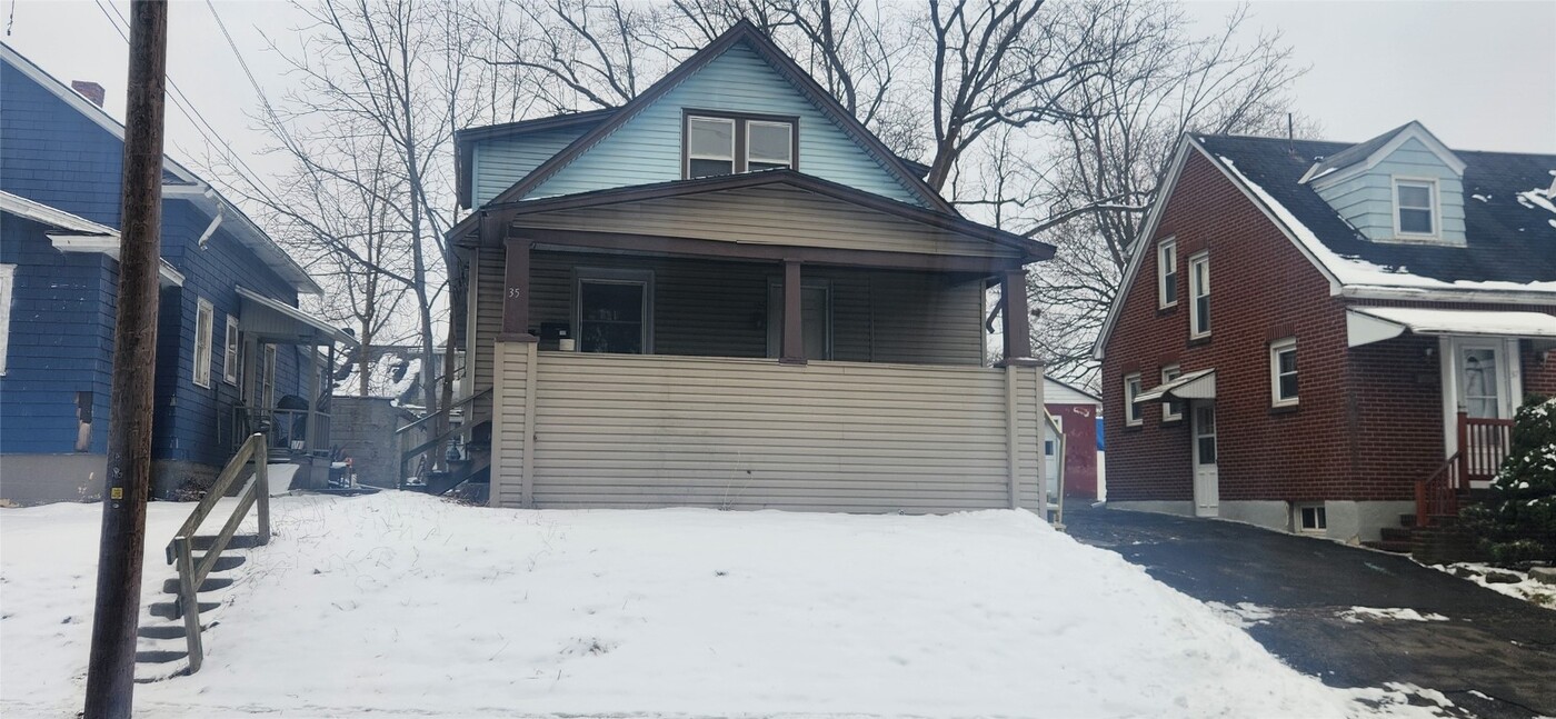 35 Dayton St in Johnson City, NY - Building Photo