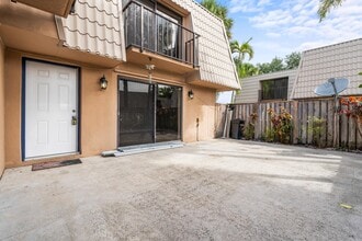 5311 53rd Way in West Palm Beach, FL - Foto de edificio - Building Photo