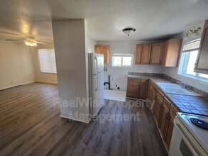 203 NW Pine St in Canyonville, OR - Building Photo - Building Photo