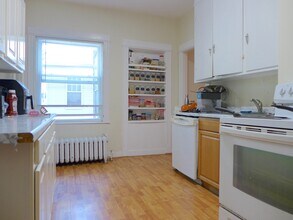 17 Thorndike St, Unit 1 in Brookline, MA - Building Photo - Building Photo