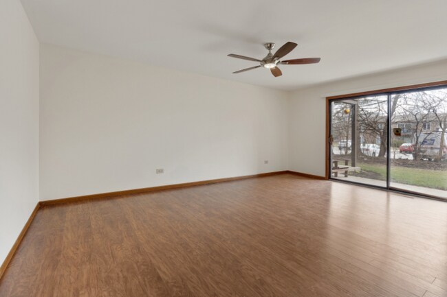 811 Cross Creek Ct in Roselle, IL - Building Photo - Building Photo