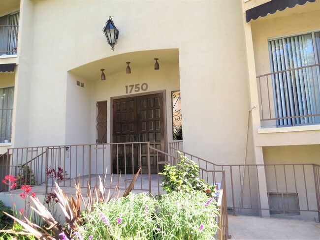 1750 S Bentley Ave in Los Angeles, CA - Foto de edificio - Building Photo