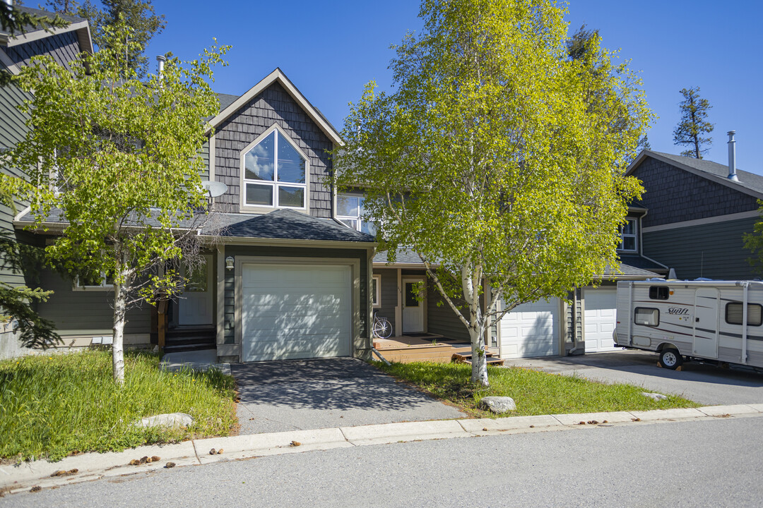 213 Middle Springs Dr in Banff, AB - Building Photo