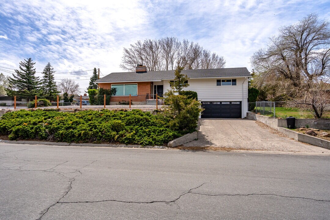 2315 Armstrong Ln in Reno, NV - Building Photo