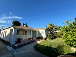 14933 Sylvan St in Van Nuys, CA - Building Photo - Building Photo