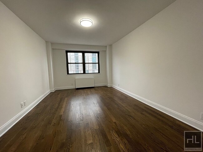 E 89 St in New York, NY - Foto de edificio - Building Photo