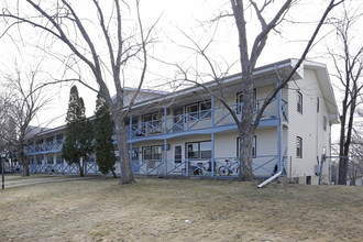 Hillcrest Apartments in Columbia Heights, MN - Foto de edificio - Building Photo