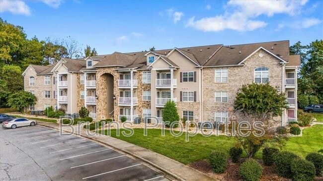 7104 W Friendly Ave in Greensboro, NC - Building Photo - Building Photo