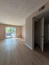 7098 Wildwood Cir, Unit 24 in Louisville, KY - Foto de edificio - Building Photo